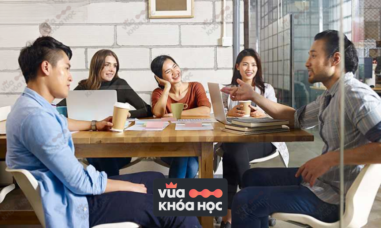 Những Ai Nên Tham Gia Khóa Học Tiếng Anh Giao Tiếp?